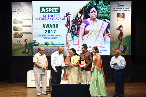 Awardee Smt. Madhuri M. Bhoir from Dist. Thane, Maharashtra being felicitated by the hands of Chief Guest Shri. Suresh Srinivasan in Woman Farmer. Category – Kitchen Gardening.  