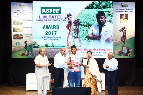 Awardee Shri. Bhabendra M.Borgohain from Dist. Dibrugarh, Assam being felicitated by the hands of Chief Guest Shri. Suresh Srinivasan in Horticulture. Category – Tea Cultivation.  