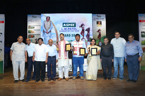 Awardees with dignatories (L-R) Dr. A.R.Pathak, Vice Chancellor, JAU, Junagadh, Chief Guest Shri. Suresh Srinivasan, Shri. Kiran L. Patel, Shri. Sharad L. Patel, Directors, Aspee Foundation, Awardees Shri. Rajesh Dutta, Shri. Babendra Borgohain, Smt. Madhuri Bhoir, Directors Aspee Foundation Shri. Rajeev K.Patel & Shri.Jatin S. Patel and Distributor Shri. Vishwanath Goenka. 
